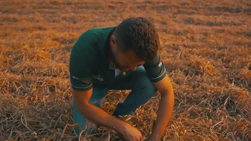 Lucas revisando el suelo en la parcela
